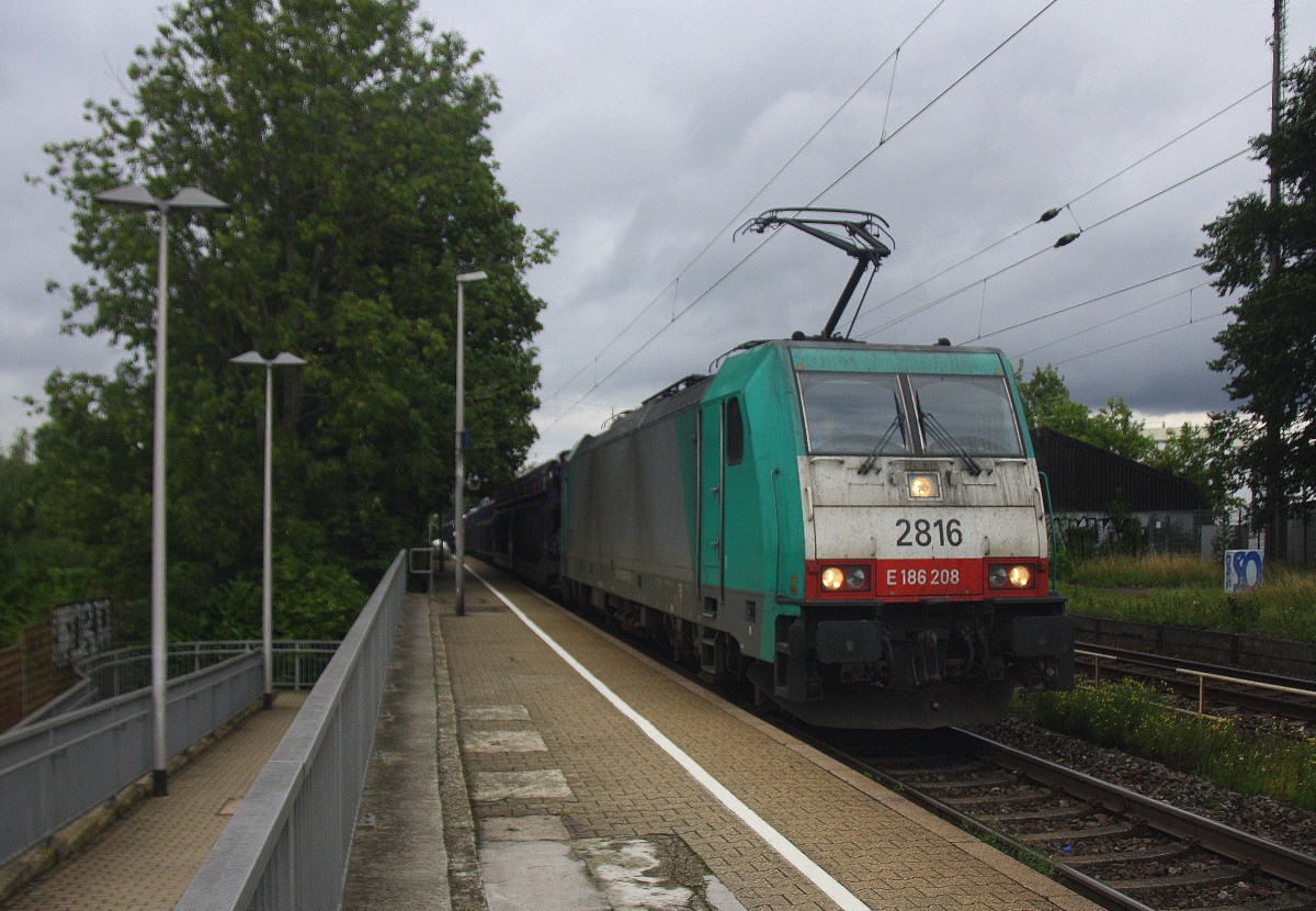 Die Cobra 2816 kommt die Kohlscheider-Rampe hoch aus Richtung Neuss,Herzogenrath mit einem sehr langen Peugeot-Citroen-Auto-Zug aus Kolín(CZ) nach Zeebrugge-Pelikaan(B) und fährt durch Kohlscheid in Richtung Richterich,Laurensberg,Aachen-West.
Bei Regenwolken am Morgen vom 25.8.2015.
