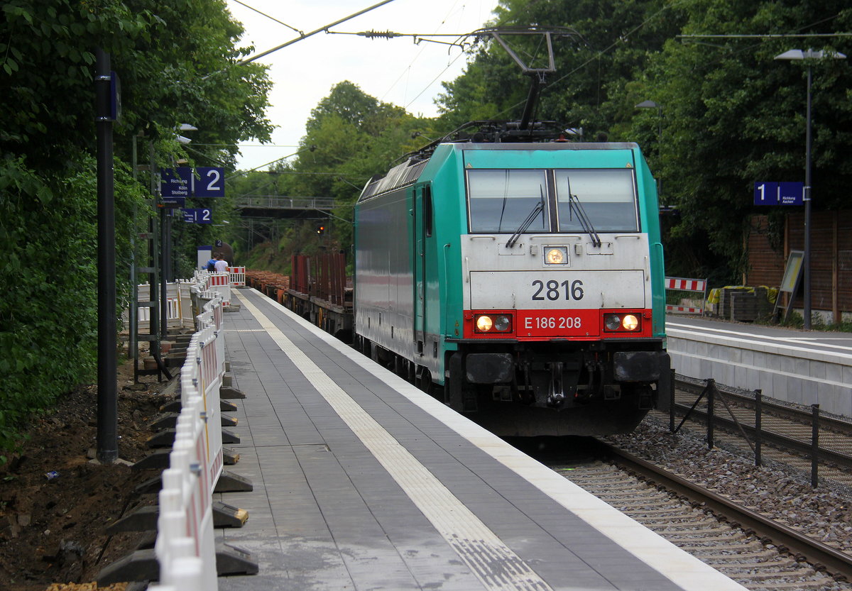Die Cobra 2816  kommt mit einem gemischten Güterzug aus Antwerpen-Nord(B) nach Köln-Gremberg(D) und kommt aus Richtung Aachen-West,Aachen-Schanz,Aachen-Hbf,Aachen-Rothe-Erde und fährt durch Aachen-Eilendorf in Richtung Stolberg-Hbf(Rheinland)Eschweiler-Hbf,Langerwehe,Düren,Merzenich,Buir,Horrem,Kerpen-Köln-Ehrenfeld,Köln-West,Köln-Süd. Aufgenommen vom Bahnsteig 2 in Aachen-Eilendorf. 
Bei Sommerwetter am Abend vom 9.7.2018.