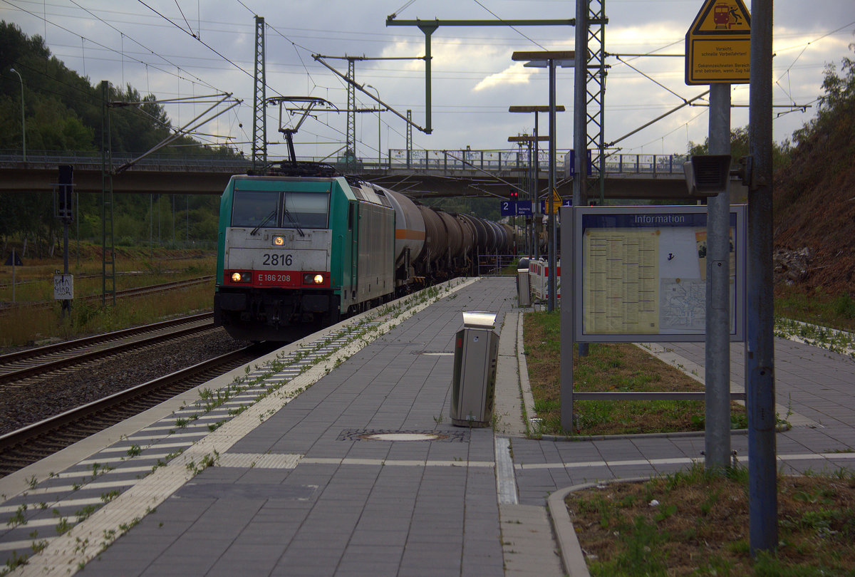 Die Cobra 2816 kommt mit einem gemischten Güterzug aus Antwerpen-Noord(B) nach Köln-Gremberg(D) und kommt aus Richtung Aachen-West,Aachen-Schanz,Aachen-Hbf,Aachen-Rothe-Erde,Aachen-Eilendorf und fährt durch Stolberg-Hbf(Rheinland) in Richtung Eschweiler-Hbf,Langerwehe,Düren,Merzenich,Buir,Horrem,Kerpen-Köln-Ehrenfeld,Köln-West,Köln-Süd. Aufgenommen vom Bahnsteig 1 von Stolberg-Rheinland-Hbf.
Bei Sonne und Wolken am Nachmittag vom 27.8.2018.