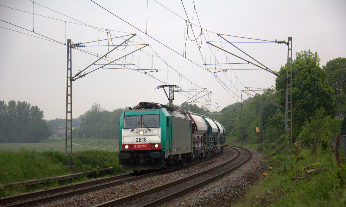 Die Cobra 2816 kommt mit einem Kalkleerzug aus Oberhausen-West(D) nach Hermalle-Huy(B) und kommt aus Rheydt,Wickrath,Beckrath,Herrath,Erkelenz,Baal,Hückelhoven-Baal,Brachelen,Lindern,Süggerath,Geilenkirchen,Frelenberg,Zweibrüggen,Übach-Palenberg und fährt durch Rimburg in Richtung Finkenrath,Hofstadt,Herzogenrath,Kohlscheid,Richterich,Laurensberg,Aachen-West. 
Aufgenommen am Bahnübergang in Rimburg im Wurmtal.
Bei Wolken am Nachmittag vom 20.5.2019.