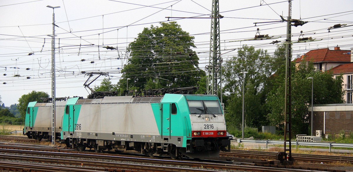 Die Cobra 2816 rangiert in Aachen-West.
Aufgenommen vom Bahnsteig in Aachen-West. 
Bei Sonne und Wolken am Nachmittag vom 26.6.2015.
