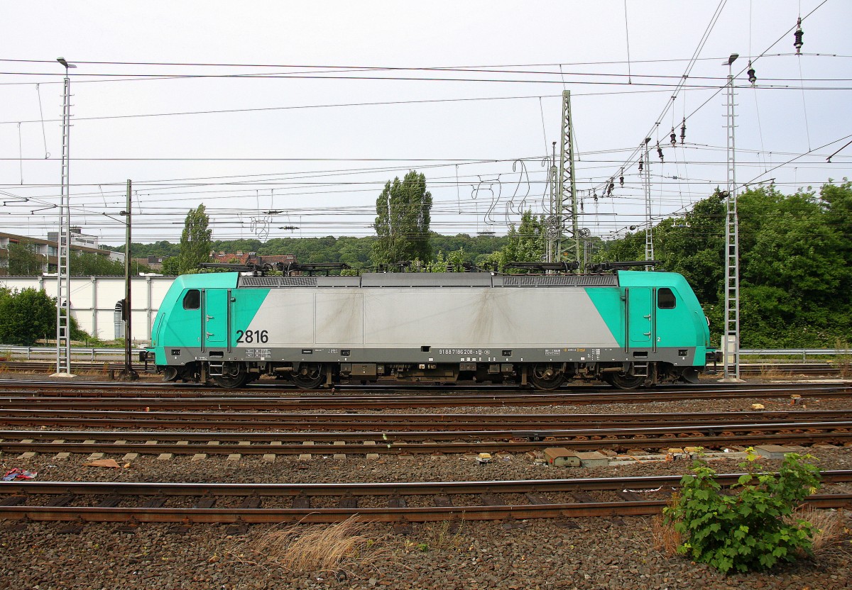 Die Cobra 2816 steht in Aachen-West.
Aufgenommen vom Bahnsteig in Aachen-West. 
Bei Sonne und Wolken am Nachmittag vom 26.6.2015.