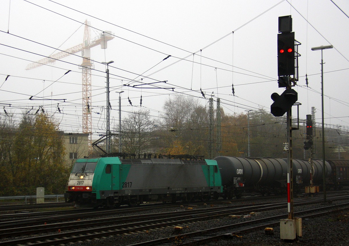 Die Cobra 2817 kommt aus Richtung Montzen/Belgien mit einem langen gemischten Güterzug aus Antwerpen-Noord(B) nach Köln-Gremberg und fährt in Aachen-West ein. Aufgenommen vom Bahnsteig in Aachen-West.
Bei Nebelwolken an einem Kalten vormittag vom 3.12.2014.