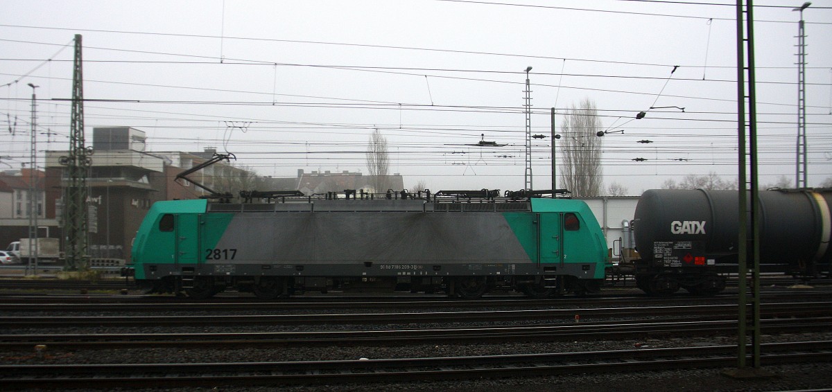 Die Cobra 2817 kommt aus Richtung Montzen/Belgien mit einem langen gemischten Güterzug aus Antwerpen-Noord(B) nach Köln-Gremberg und fährt in Aachen-West ein. Aufgenommen vom Bahnsteig in Aachen-West. 
Bei Nebelwolken an einem Kalten vormittag vom 3.12.2014.
