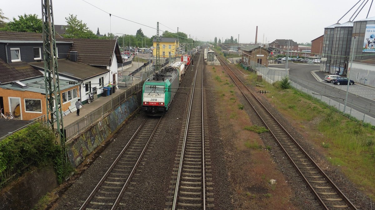 Die Cobra 2818 (E 186 210) mit einem Mischer durch Sechtem in Richtuung Bonn (Koblenz).

28.05.2016
Sechtem