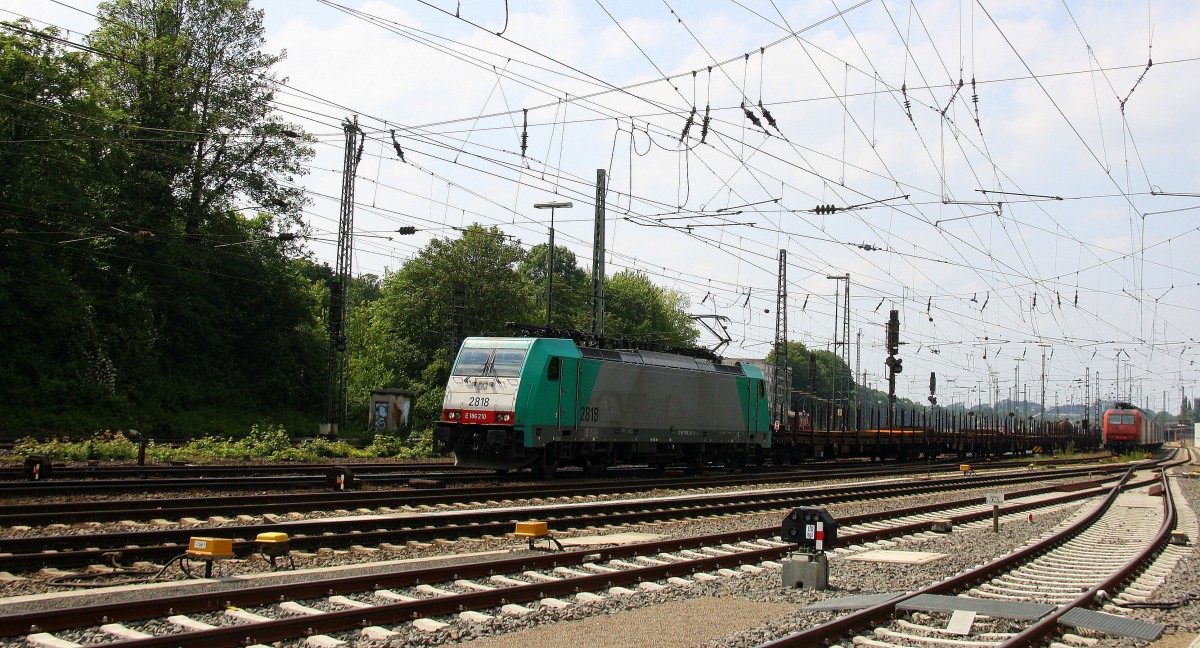 Die Cobra 2818 grüßt mit Hupe und fährt mit einem langen  gemischten Güterzug aus Köln-Gremberg nach Antwerpen-Noord(B) bei der Ausfahrt aus Aachen-West und fährt in Richtung Montzen/Belgien bei Sonne am Nachmittag vom 1.6.2014.