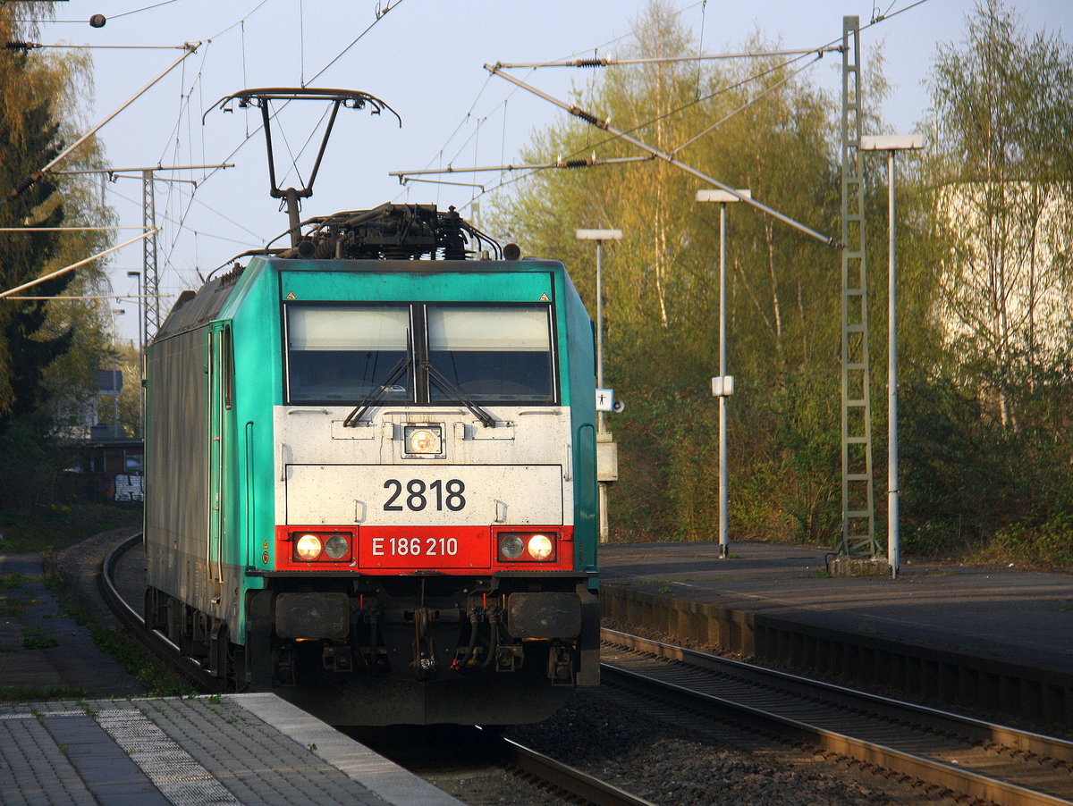 Die Cobra 2818 kommt als Lokzug aus Millingen(D) nach Aachen-West(D) und kommt aus Richtung Mönchengladbach-Hbf,Rheydt-Hbf,Wickrath,Beckrath,Herrath und fährt durch Erkelenz in Richtung Baal,Hückelhoven-Baal,Brachelen,Lindern,Süggerrath,Geilenkirchen,Frelenberg,Zweibrüggen,Übach-Palenberg,Rimburg,Finkenrath,Hofstadt,Herzogenrath, Kohlscheid,Richterich,Laurensberg,Aachen-West. 
Aufgenommen vom Bahnsteig 1 in Erkelenz.
Bei schönem Frühlingswetter am Abend vom 3.4.2017. 