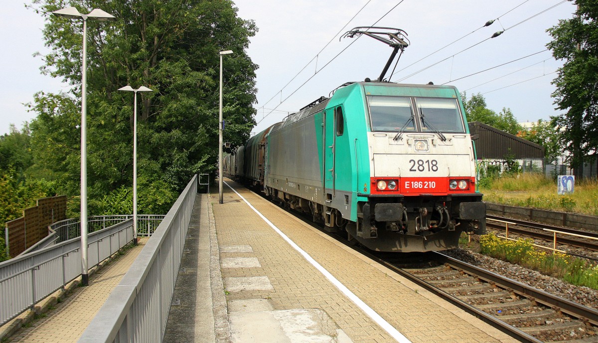 Die Cobra 2818 kommt als Umleiter mit einem langen gemischten Güterzug aus Köln-Gremberg(D) nach Antwerpen-Noord(B) und fährt durch Kohlscheid aus Richtung Herzogenrath und fährt die Kohlscheider-Rampe hoch nach Aachen-West. 
Bei Sonne und Gewitterwolken am Nachmittag vom 5.7.2015.