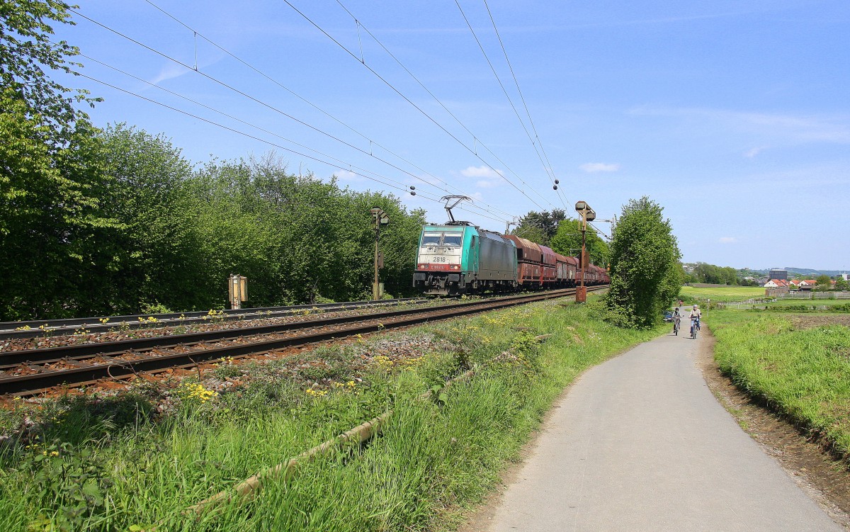 Die Cobra 2818  kommt aus Richtung Aachen-West und fährt die Gemmenicher-Rampe hoch mit einem langen Kohlenleerzug aus Bernburg nach Gent-Zeehaven(B) aus Richtung Aachen-West und fährt in Richtung Montzen/Belgien. Aufgenommen an der Montzenroute am Gemmenicher-Weg.
Bei schönem Frühlingswetter am Nachmittag vom 10.5.2015.