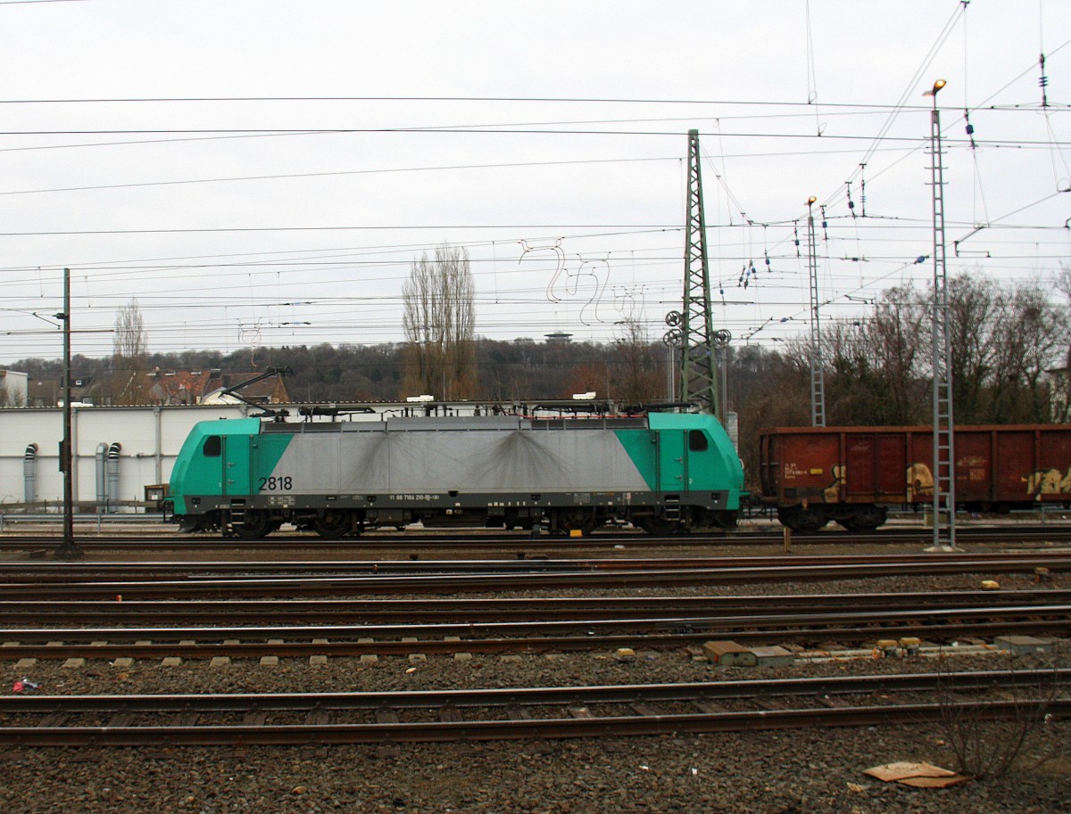 Die Cobra 2818 kommt aus Richtung Köln,Aachen-Hbf,Aachen-Schanz mit einem Schrottzug aus Iatlien nach Belgien und fährt in Aachen-West ein.
Aufgenommen vom Bahnsteig in Aachen-West. 
Bei Wolken am Nachmittag vom 21.3.2016. 