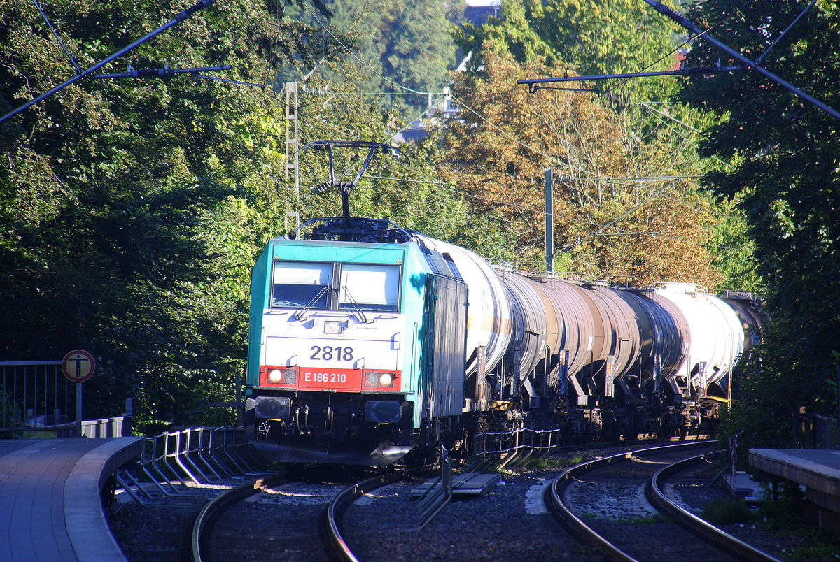 Die Cobra 2818  kommt aus Richtung Aachen-West mit einem Kesselzug aus Antwerpen-BASF(B) nach Ludwigshafen-BASF(D)  und fährt durch Aachen-Schanz in Richtung Aachen-Hbf,Aachen-Rothe-Erde,Stolberg-Hbf(Rheinland)Eschweiler-Hbf,Langerwehe,Düren,Merzenich,Buir,Horrem,Kerpen-Köln-Ehrenfeld,Köln-West,Köln-Süd.
Aufgenommen vom Bahnsteig von Aachen-Schanz.
Am einem schönem Sommermorgen vom 24.8.2016.
