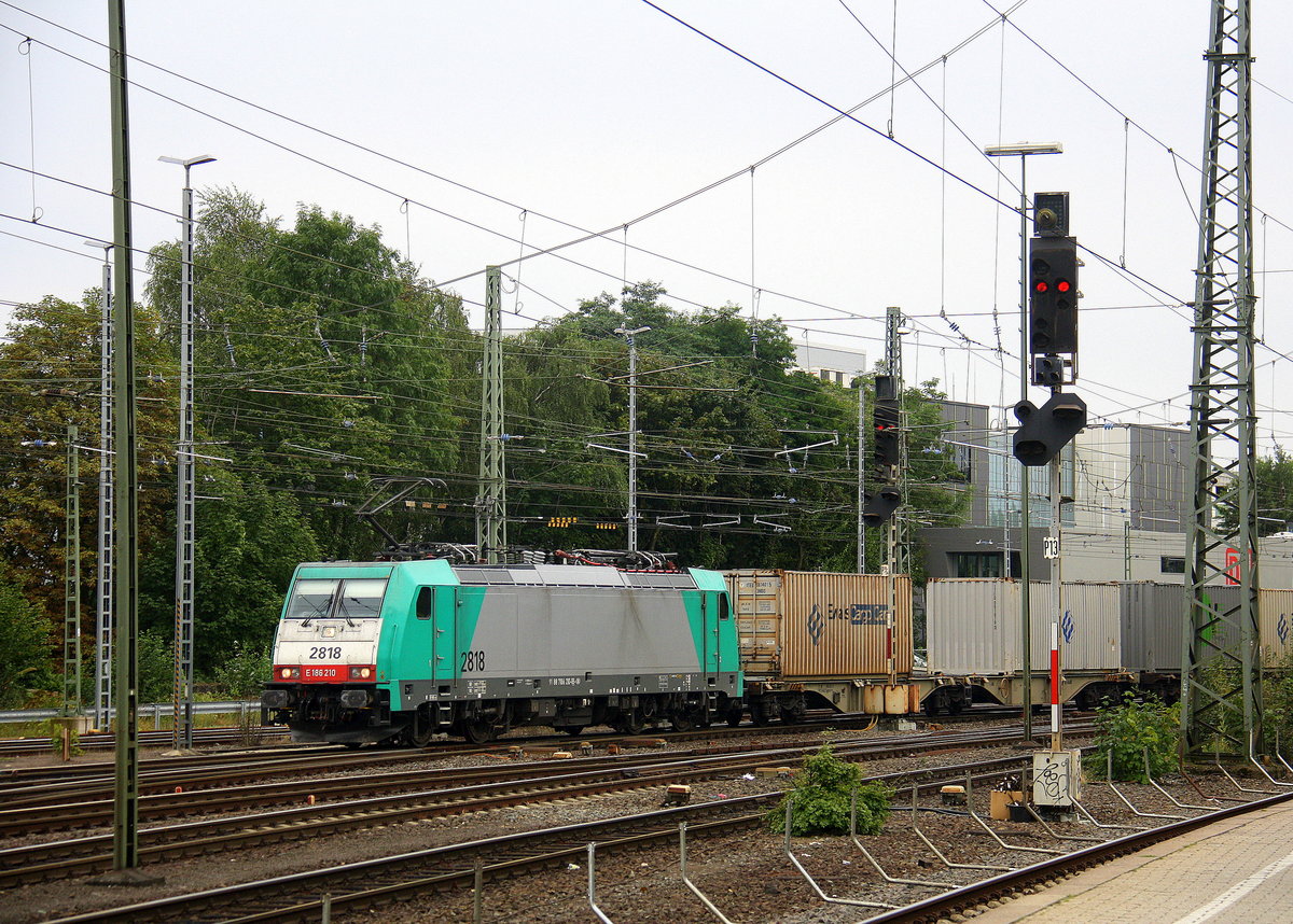 Die Cobra 2818 kommt aus Richtung  Montzen(B) mit einem Containerzug aus Novara(I) nach Genk-Zuid Haven(B) und fährt in Aachen-West ein. 
Aufgenommen vom Bahnsteig in Aachen-West.
Am Nachmittag vom 29.8.2016.