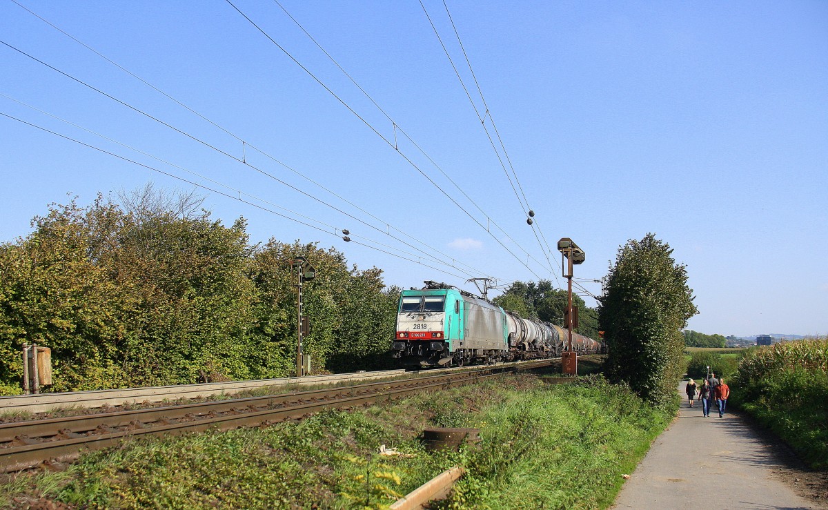 Die Cobra 2818 kommt die Gemmenicher-Rampe hoch mit einem langen Kesselzug aus Ludwigshafen-BASF nach Antwerpen-BASF(B) aus Richtung Aachen-West und fährt in Richtung Gemmenicher-Tunnel,Botzelaer(B),Gemmenich(B),Nouvelaer(B),Moresnet(B),Moresnet-Chapelle(B),Montzen(B). 
Aufgenommen an der Montzenroute am Gemmenicher-Weg bei schönem Herbstwetter am 3.10.2014.