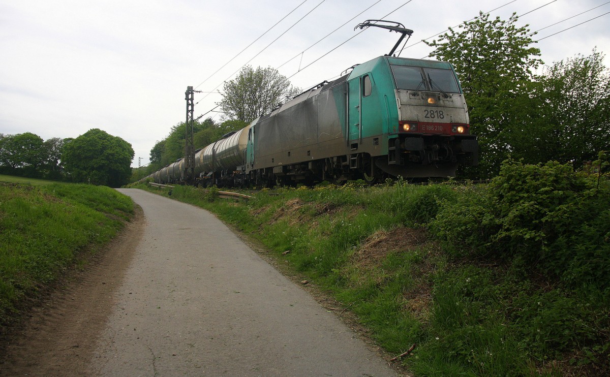 Die Cobra 2818 kommt die Gemmenicher-Rampe herunter nach Aachen-West mit einem langen Kesselzug aus Antwerpen-Noord(B) nach Burghausen-Wackerwerk(D).
Aufgenommen an der Montzenroute am Gemmenicher-Weg am 8.5.2015.