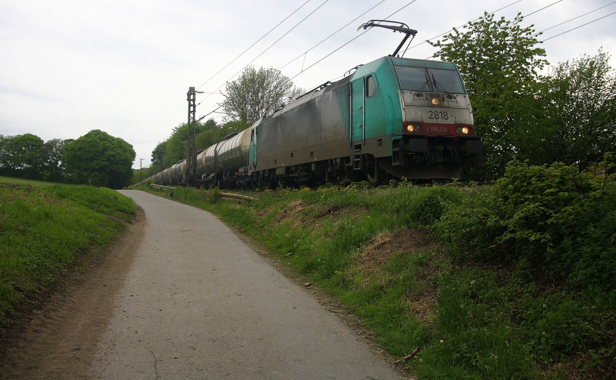 Die Cobra 2818 kommt die Gemmenicher-Rampe herunter nach Aachen-West mit einem langen Kesselzug aus Antwerpen-Noord(B) nach Burghausen-Wackerwerk(D).
Aufgenommen an der Montzenroute am Gemmenicher-Weg am 8.5.2015.
