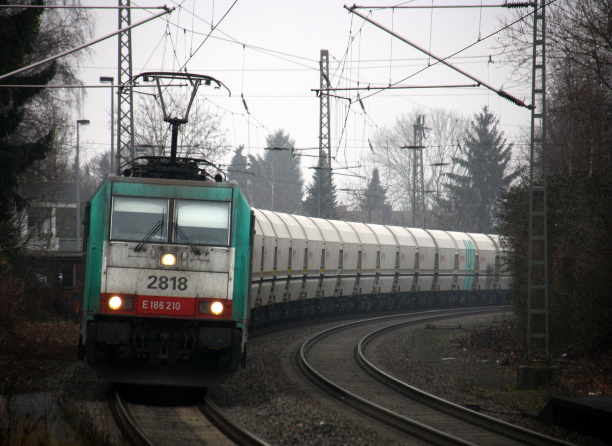 Die Cobra 2818 kommt mit einem Kalkleerzug aus Millingen(D) nach Yves-Gomezee(B) und kommt Richtung Mönchengladbach-Hbf,Rheydt-Hbf,Wickrath,Beckrath,Herrath und fährt durch Erkelenz in Richtung Baal,Hückelhoven-Baal,Brachelen,Lindern,Süggerrath,Geilenkirchen,Frelenberg,Zweibrüggen,Übach-Palenberg,Rimburg,Finkenrath,Hofstadt,Herzogenrath, Kohlscheid,Richterich,Laurensberg,Aachen-West. 
Aufgenommen vom Bahnsteig 1 in Erkelenz. 
Bei Regenwetter am Kalten Nachhmittag vom 17.12.2016.