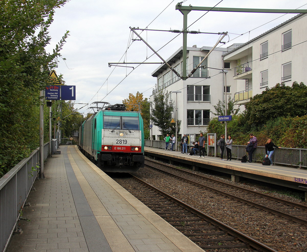 Die Cobra 2819 und die Cobra 2837  kommen  aus Richtung Aachen-West  mit einem langen  Kohlenzug aus Antwerpen-Zandvliet(B) nach Dillingen(an der Saar) und fuhren durch Aachen-Schanz in Richtung Aachen-Hbf,Aachen-Rothe-Erde,Stolberg-Hbf(Rheinland)Eschweiler-Hbf,Langerwehe,Düren,Merzenich,Buir,Horrem,Kerpen-Köln-Ehrenfeld,Köln-West,Köln-Süd. 
Aufgenommen vom Bahnsteig von Aachen-Schanz.
Bei Sonne und Wolken am Nachmittag vom 15.9.2018.