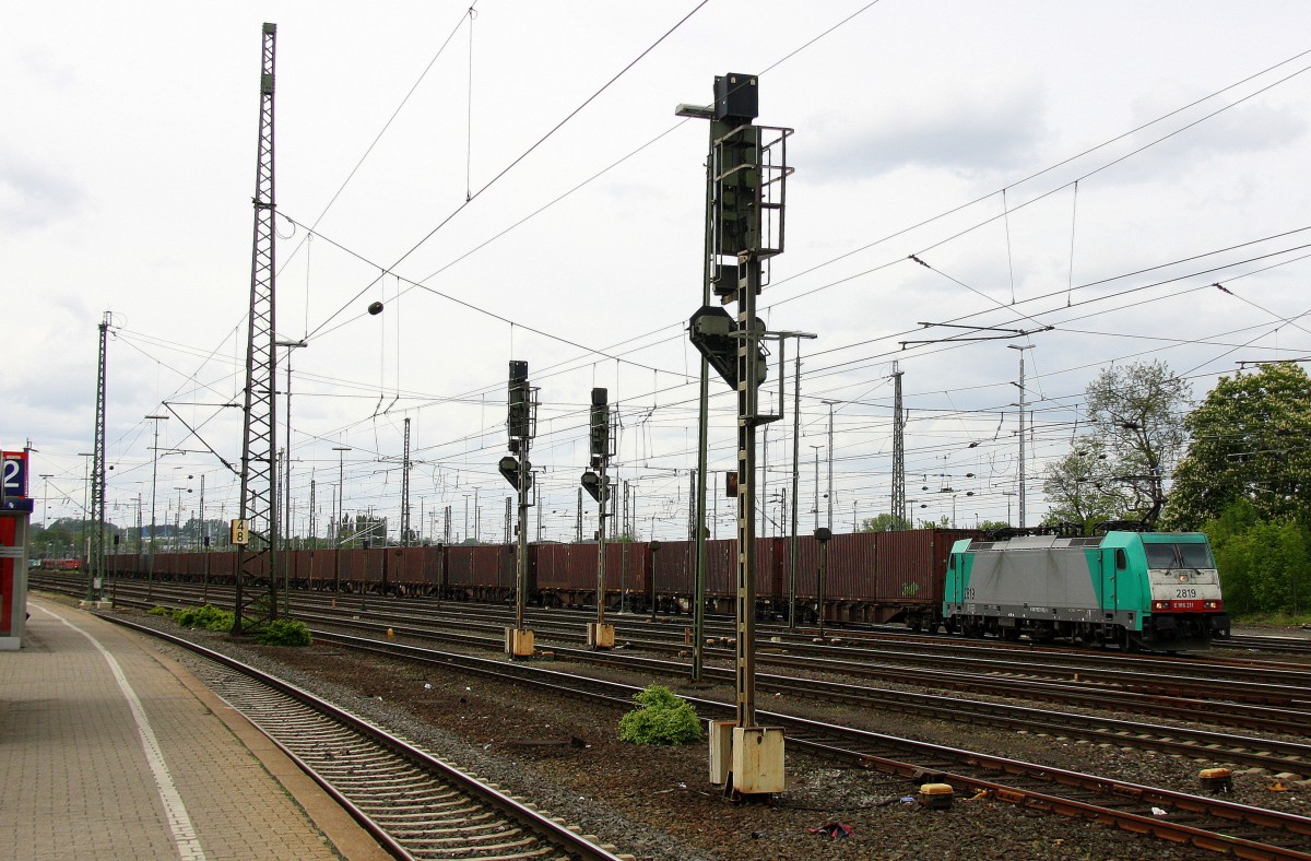 Die Cobra 2819 fährt als Umlieter aus Richtung Neuss,Herzogenrath mit einem lngen Volvo-Containerzug aus Almhult(S) nach Gent(B), aufgenommen bei der Ausfahrt aus Aachen-West in Richtung Montzen/Belgien. 
Aufgenommen vom Bahnsteig in Aachen-West bei Sonne und Wolken am Nachmittag vom 27.4.2014.