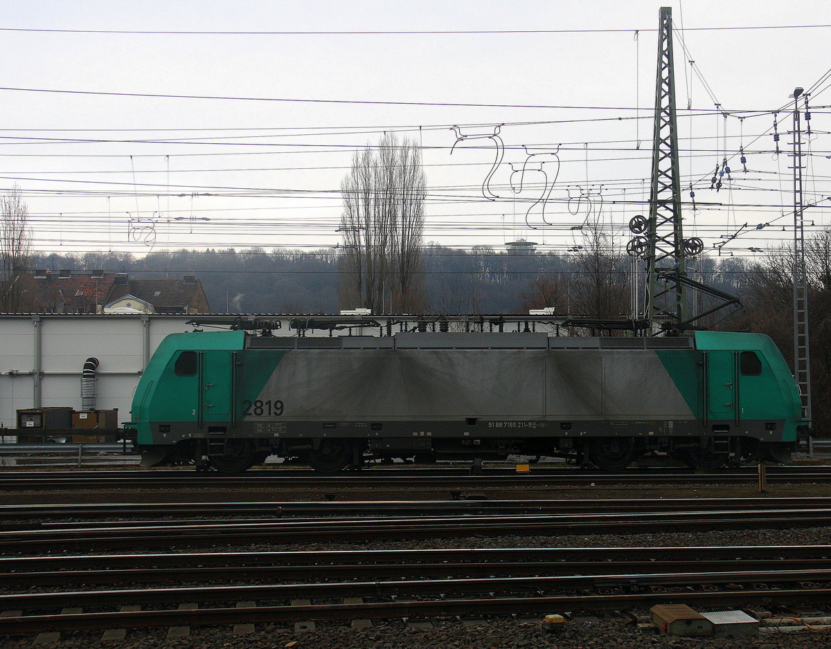 Die Cobra 2819 fährt als Lokzug von Aachen-West nach Belgien bei der Ausfahrt in Aachen-West und fährt in Richtung Montzen/Belgien. 
Aufgenommen vom Bahnsteig in Aachen-West. 
Bei Nieselregen am Nachmittag vom 25.3.2016.