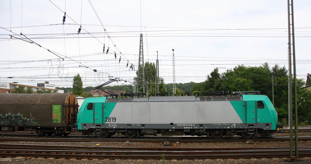 Die Cobra 2819 fährt mit einem langen gemischten Güterzug aus Antwerpen-Noord(B) nach Köln-Gremberg bei der Ausfahrt aus Aachen-West und fährt in Richtung Aachen-Schanz,Aachen-Hbf,Köln. Aufgenommen vom Bahnsteig in Aachen-West am 6.8.2014.