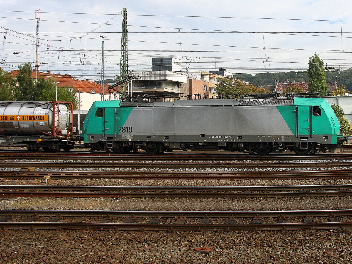 Die Cobra  2819 fährt mit einem langen Containerzug aus Gallarate(I) nach Antwerpen-Oorderen(B), aufgenommen bei der Ausfahrt aus Aachen-West in Richtung Montzen/Belgien. 
Aufgenommen vom Bahnsteig in Aachen-West bei Sonne und Wolken am Mittag vom 20.9.2014. 