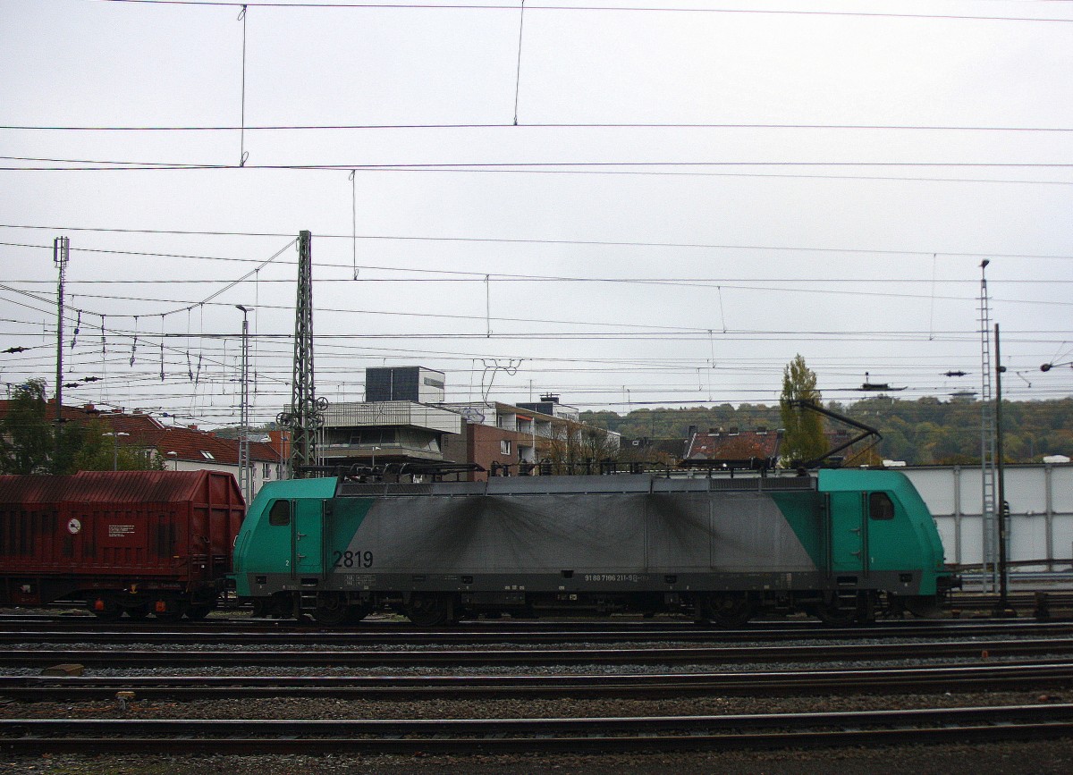 Die Cobra 2819 fährt mit einem langen gemischten Güterzug aus Antwerpen-Noord(B) nach Köln-Gremberg bei der Ausfahrt aus Aachen-West und fährt in Richtung Aachen-Schanz,Aachen-Hbf,Köln. 
Aufgenommen vom Bahnsteig in Aachen-West bei Regenwolken am Vormittag vom 25.10.2014.