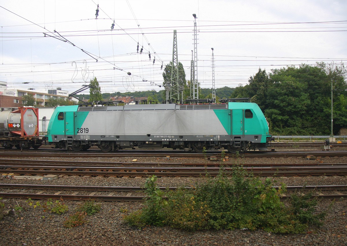 Die Cobra 2819 fährt mit einem langen Containerzug aus Gallarate(I) nach Antwerpen-Oorderen(B), aufgenommen bei der Ausfahrt aus Aachen-West in Richtung Montzen/Belgien. 
Aufgenommen vom Bahnsteig in Aachen-West.
Bei Regenwolken am Nachmittag vom 13.9.2015.
