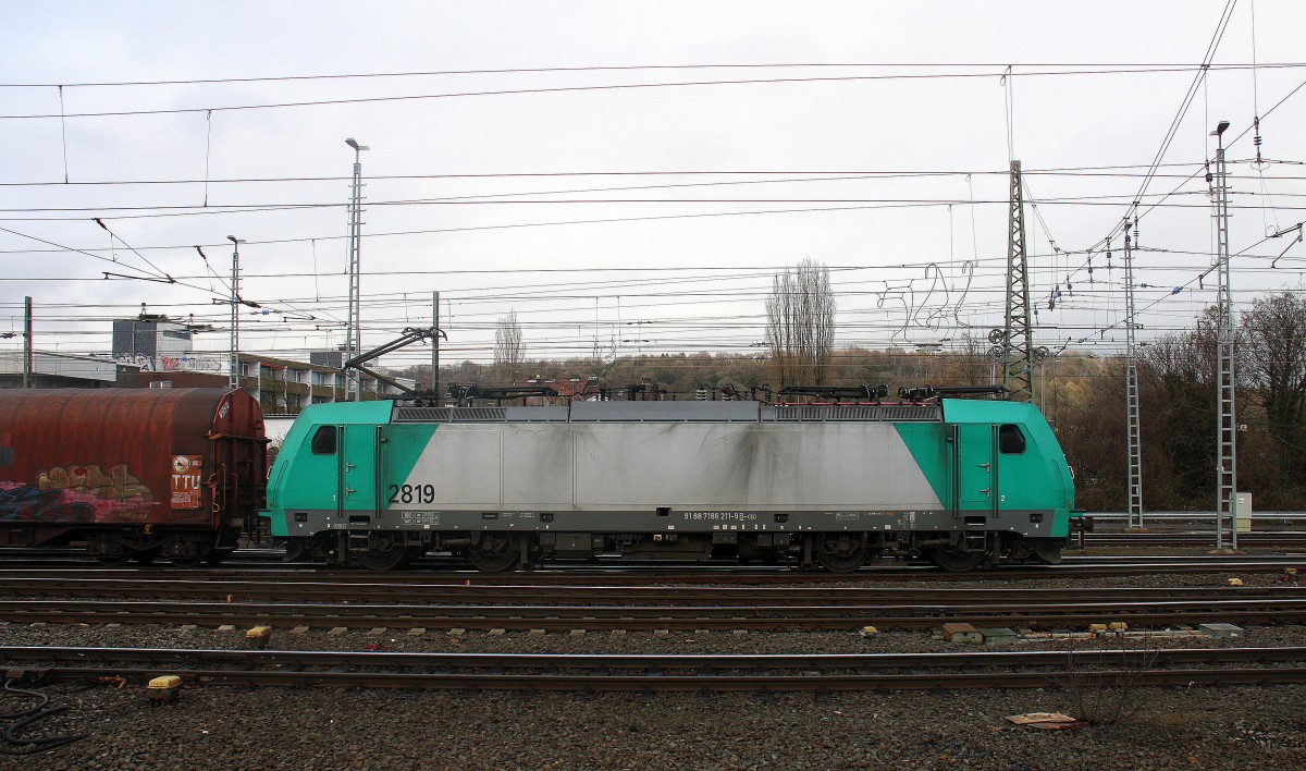 Die Cobra 2819 fährt mit einem langen gemischten Güterzug aus Antwerpen-Noord(B) nach Köln-Gremberg bei der Ausfahrt aus Aachen-West und fährt in Richtung Aachen-Schanz,Aachen-Hbf,Aachen-Rothe-Erde,Stolberg-Hbf(Rheinland)Eschweiler-Hbf,Langerwehe,Düren,Merzenich,Buir,Horrem,Kerpen-Köln-Ehrenfeld,Köln-West,Köln-Süd. 
Aufgenommen vom Bahnsteig in Aachen-West.
Bei Sonne und Wolken am Kalten Nachmittag vom 4.3.2016.