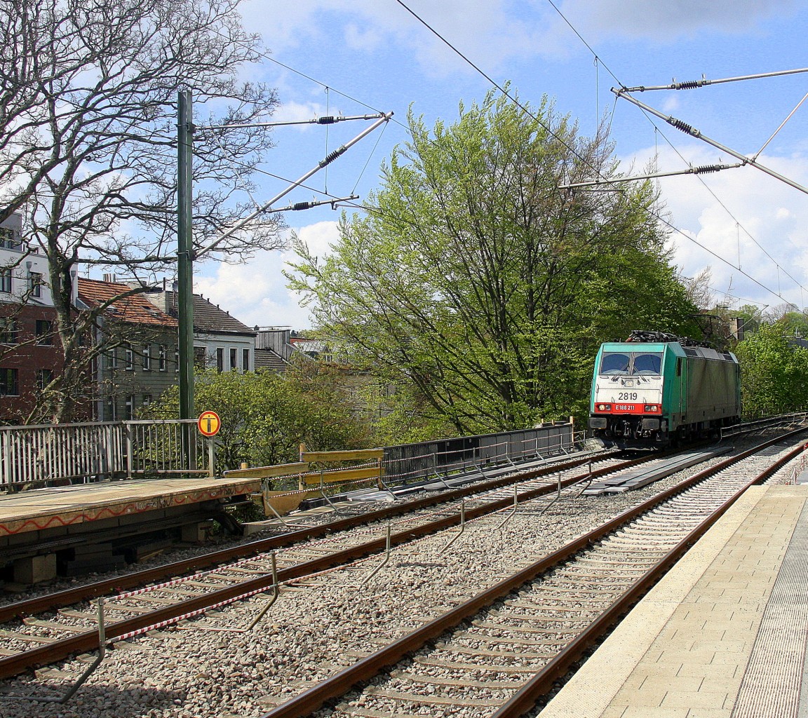 Die Cobra 2819 kommt als Lokzug aus Aachen-West nach Köln-Gremberg aus Richtung Aachen-West und fährt durch Aachen-Schanz in Richtung Aachen-Hbf,Aachen-Rothe-Erde,Stolberg-Hbf(Rheinland)Eschweiler-Hbf,Langerwehe,Düren,Merzenich,Buir,Horrem,Kerpen-Köln-Ehrenfeld,Köln-West,Köln-Süd. Bei schönem Sonnenschein und Wolken am Nachmittag vom 28.4.2015.