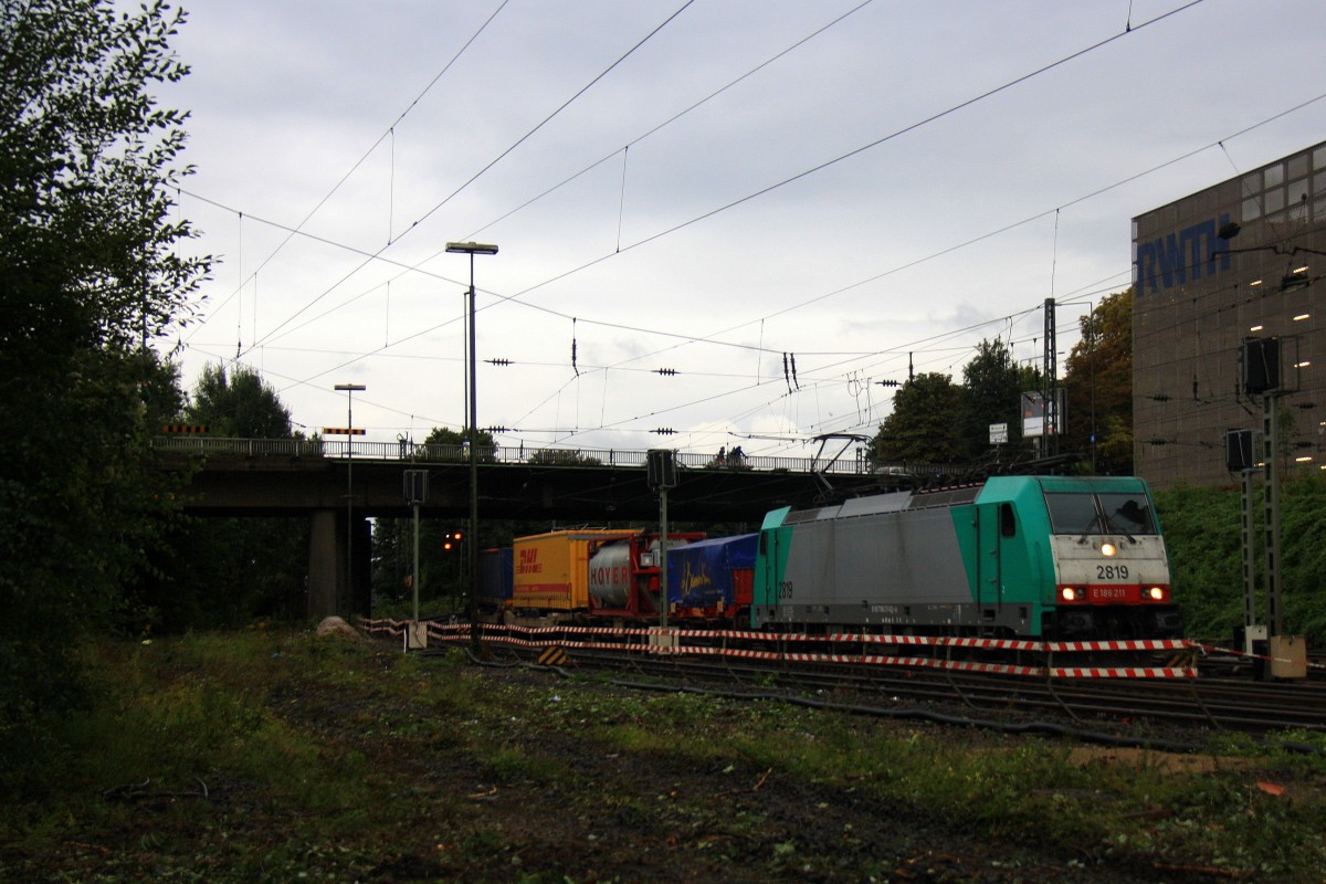 Die Cobra 2819 kommt aus Richtung Montzen/Belgien mit einem langen Containerzug aus Antwerpen-Oorderen(B) nach Gallarate(I) und f�hrt in Aachen-West ein bei Regenwetter in der Abendstimmung am 10.9.2013.