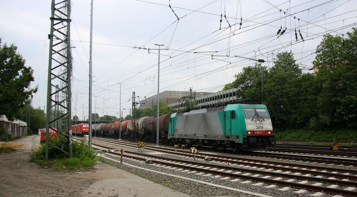 Die Cobra 2819 kommt aus Richtung Köln,Aachen-Hbf mit einem langen gemischten Güterzug aus Köln-Gremberg nach Antwerpen-Noord(B) und fährt in Aachen-West ein bei Regenwolken am Nachmittag vom 19.6.2014.