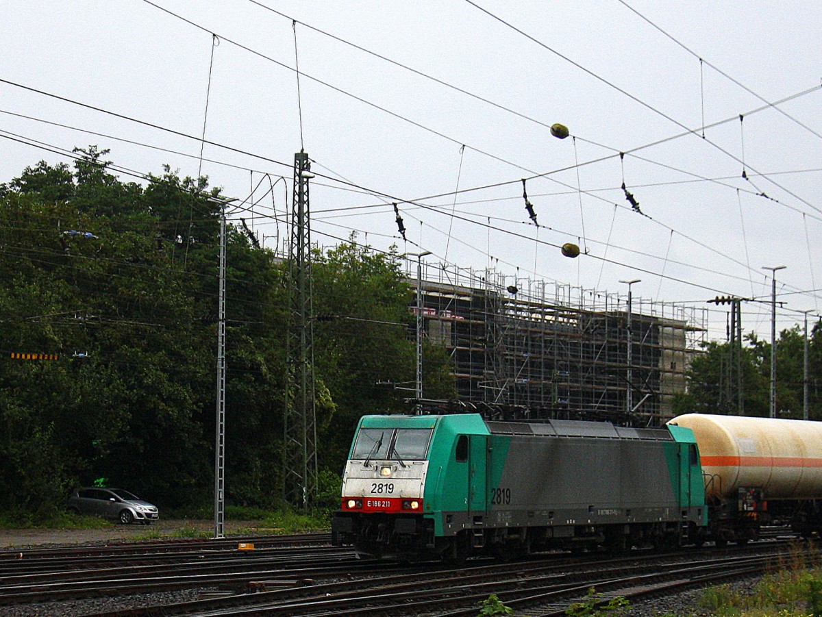 Die Cobra 2819 kommt aus Richtung Köln,Aachen-Hbf mit einem langen gemischten Güterzug aus Köln-Gremberg nach Antwerpen-Noord(B) und fährt in Aachen-West ein. Aufgenommen vom Bahnsteig in Aachen-West bei Regenwetter am 22.8.2014.