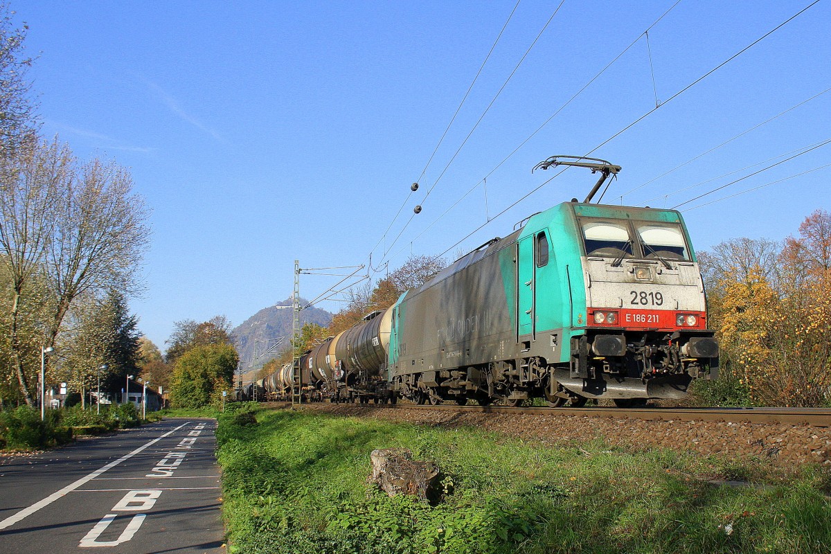 Die Cobra 2819 kommt aus Richtung Köln mit einem langen Kesselzug aus Antwerpen-BASF nach Ludwigshafen-BASF(D) und fährt durch Bad-Honnef(am Rhein) in Richtung Koblenz.
Bei schönem Herbstwetter am Mittag vom 1.11.2015.  
