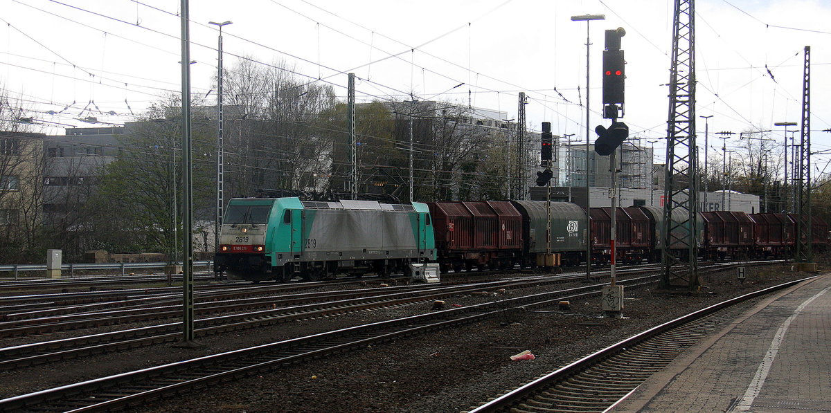 Die Cobra 2819 kommt aus Richtung Montzen/Belgien mit einem  gemischten Güterzug aus Antwerpen-Noord(B) nach Köln-Gremberg und fährt in Aachen-West ein. Aufgenommen vom Bahnsteig in Aachen-West.
Bei Sonne und regenwolken am Nachhmittag vom 7.4.2016.
