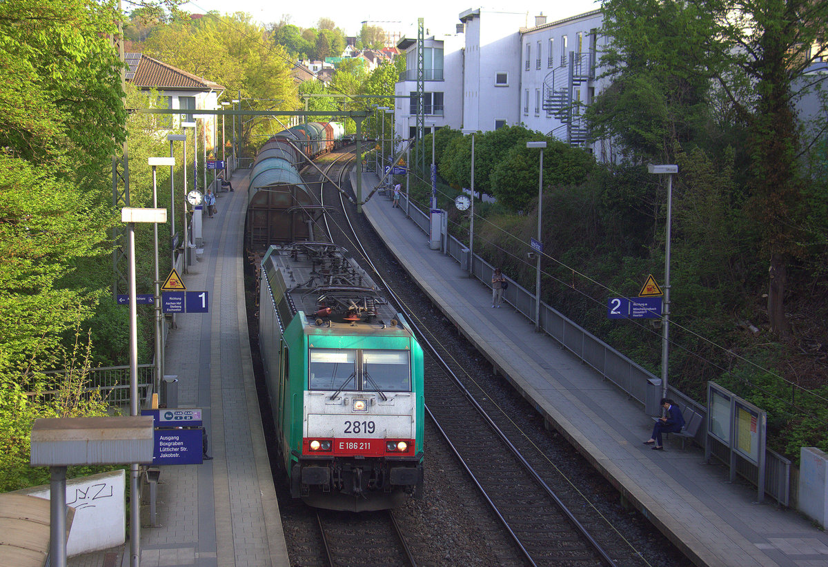 Die Cobra 2819 kommt durch Aachen-Schanz mit einem Güterzug aus Antwerpen-Noord(B) nach Slowakei und kommt aus Richtung Aachen-West und fährt in Richtung Aachen-Hbf,Aachen-Rothe-Erde,Stolberg-Hbf(Rheinland)Eschweiler-Hbf,Langerwehe,Düren,Merzenich,Buir,Horrem,Kerpen-Köln-Ehrenfeld,Köln-West,Köln-Süd. 
Aufgenommen von der Brücke in Aachen-Schanz. 
Bei schönem Sommerwetter am Morgen vom 20.4.2018.