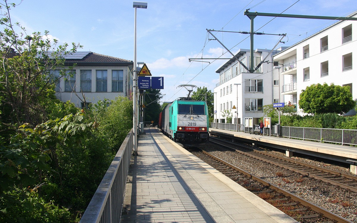 Die Cobra 2819  kommt durch Aachen-Schanz mit einem langen gemischten Güterzug aus Antwerpen-Noord(B) nach Köln-Gremberg und kommt aus Richtung Aachen-West und fährt in Richtung Aachen-Hbf,Köln.
Bei schönem Frühlingswetter am Nachmittag vom 22.5.2015.