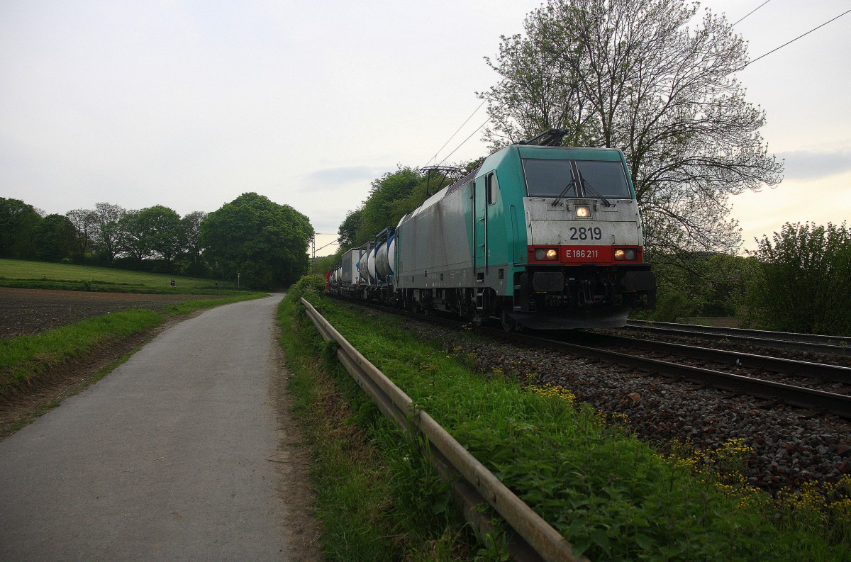 Die Cobra 2819  kommt die Gemmenicher-Rampe herunter nach Aachen-West mit einem langen Containerzug aus Antwerpen-Oorderen(B) nach Gallarate(I). 
Aufgenommen an der Montzenroute am Gemmenicher-Weg am 8.5.2015.