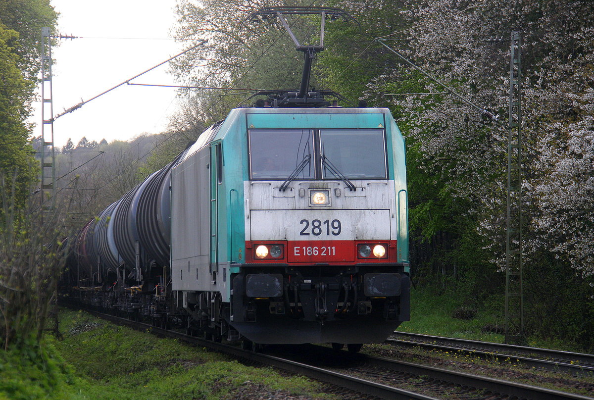 Die Cobra 2819 kommt die Gemmenicher-Rampe herunter nach Aachen-West mit einem Ölzug aus Antwerpen-Petrol(B) nach Heilbronn(D). 
Aufgenommen an der Gemmenicher-Rampe am Gemmenicher-Weg an der Montzenroute. 
Bei Sonne und Wolken am Nachmittag vom 21.4.2016.