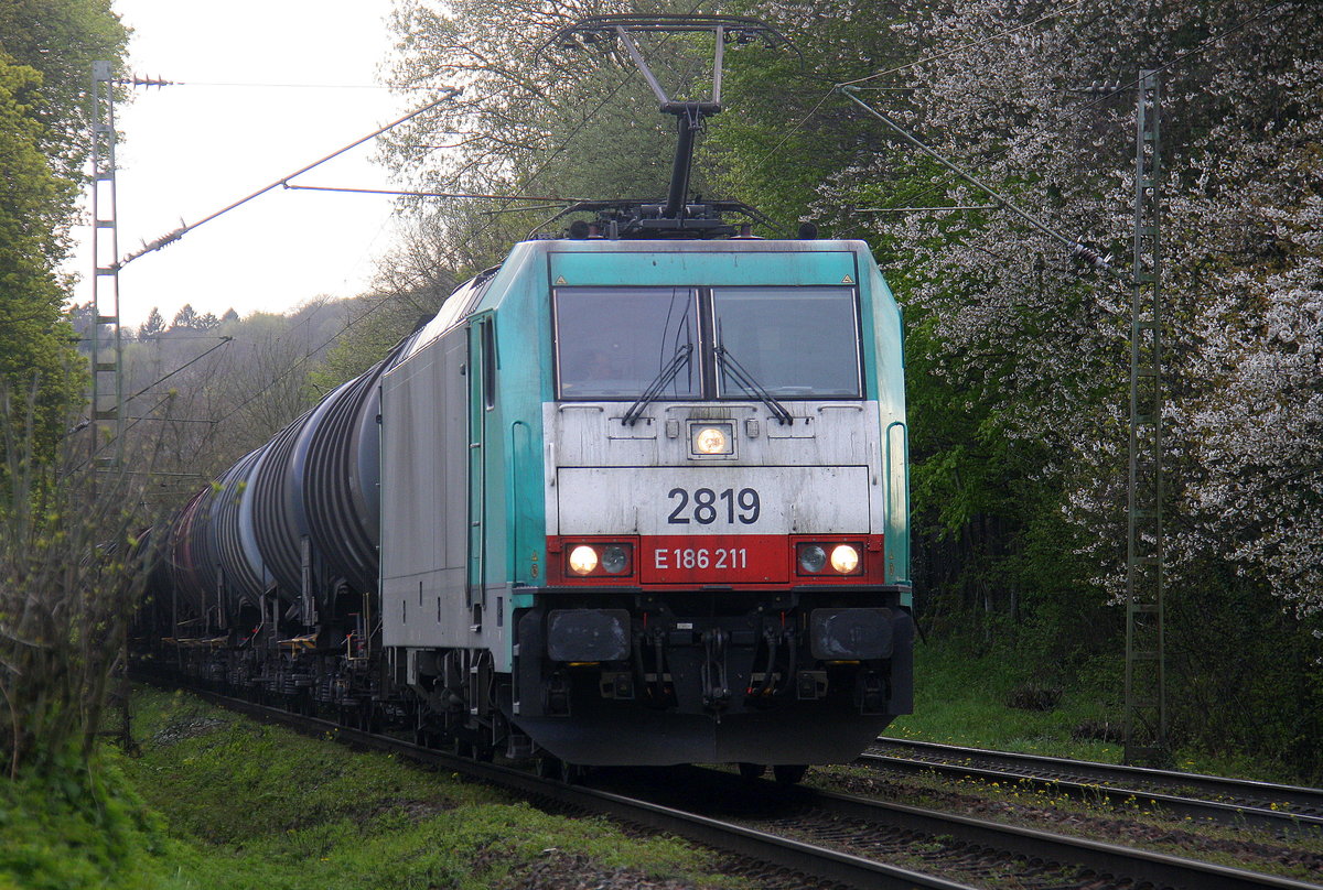 Die Cobra 2819 kommt die Gemmenicher-Rampe herunter nach Aachen-West mit einem Ölzug aus Antwerpen-Petrol(B) nach Heilbronn(D). 
Aufgenommen an der Gemmenicher-Rampe am Gemmenicher-Weg an der Montzenroute. 
Bei Sonne und Wolken am Nachmittag vom 21.4.2016.
