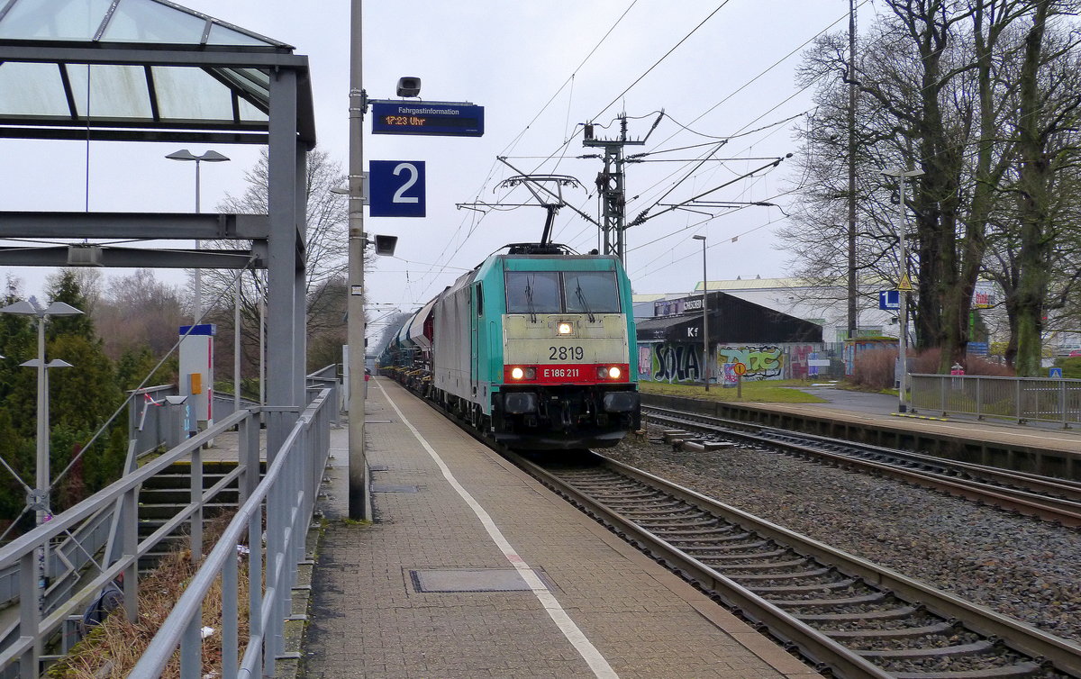 Die Cobra 2819 kommt die Kohlscheider-Rampe hoch aus Richtung Mönchengladbach,Herzogenrath mit einem Kalkleerzug aus Oberhausen-West(D) nach Hermalle-Huy(B) und fährt durch Kohlscheid in Richtung Richterich,Laurensberg,Aachen-West. 
Aufgenommen von Bahnsteig  2 in Kohlscheid. 
Bei Regenwetter am Nachmittag vom 22.3.2018.