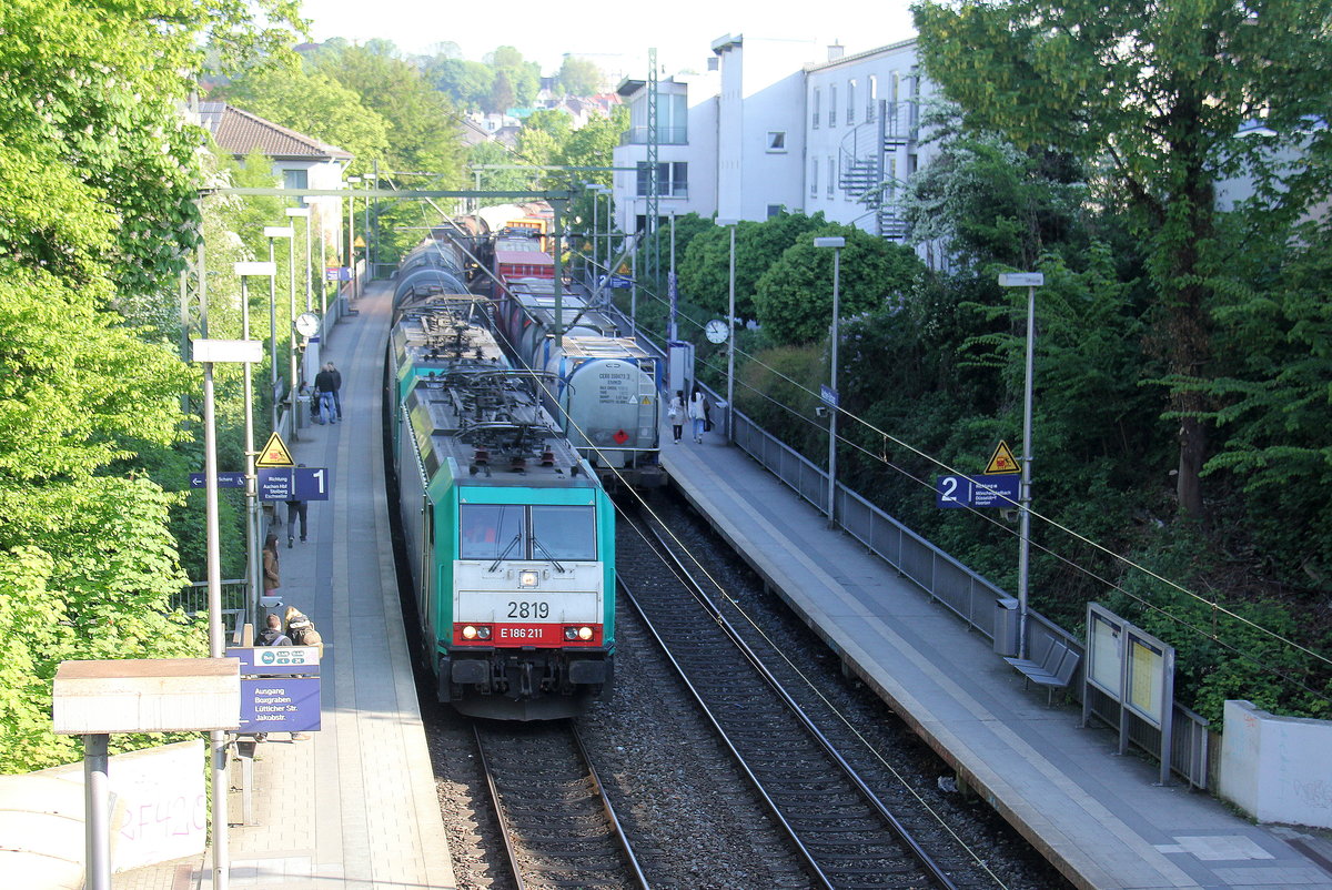 Die Cobra 2819 kommt mit einer 28er mit einem Kesselzug aus Antwerpen-BASF(B) nach Ludwigshafen-BASF(D) und kommen aus Richtung Aachen-West und fuhern durch Aachen-Schanz in Richtung Aachen-Hbf,Aachen-Rothe-Erde,Stolberg-Hbf(Rheinland)Eschweiler-Hbf,Langerwehe,Düren,Merzenich,Buir,Horrem,Kerpen-Köln-Ehrenfeld,Köln-West,Köln-Süd. Aufgenommen von der Brücke in Aachen-Schanz. 
Bei schönem Sommerwetter am Morgen vom 4.5.2018.