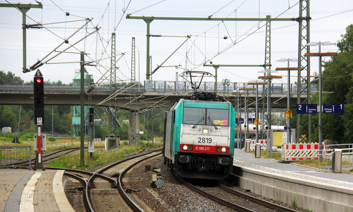 Die Cobra 2819 kommt mit einem gemischten Güterzug aus  Antwerpen-Noord(B) nach Köln-Gremberg(D) und kommt aus Richtung Aachen-West,Aachen-Schanz,Aachen-Hbf,Aachen-Rothe-Erde,Aachen-Eilendorf und fährt durch  Stolberg-Hbf(Rheinland) in Richtung Eschweiler-Hbf,Langerwehe,Düren,Merzenich,Buir,Horrem,Kerpen-Köln-Ehrenfeld,Köln-West,Köln-Süd. Aufgenommen vom Bahnsteig 3 von Stolberg-Rheinland-Hbf.
Bei Regenwolken am Nachmittag vom 10.7.2018. 