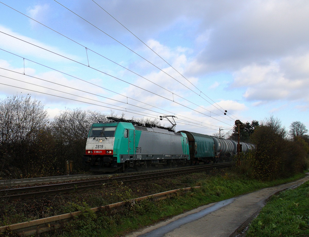 Die Cobra 2819  kommt mit viel Sand die Gemmenicher-Rampe hoch mit einem langen gemischten Güterzug aus Köln-Gremberg nach Antwerpen-Noord(B) aus Richtung Aachen-West und fährt in Richtung Gemmenicher-Tunnel,Botzelaer(B),Gemmenich(B),Nouvelaer(B),Moresnet(B),Moresnet-Chapelle(B),Montzen(B). Aufgenommen an der Gemmenicher-Rampe am Gemmenicher-Weg an der Montzenroute.
Bei schönem Novemberwetter am 21.11.2015.