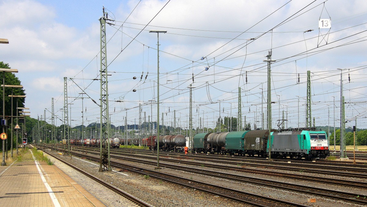 Die Cobra 2819 steht in Aachen-West mit einem Kurzen gemischten Güterzug aus  	Gremberg(D) nach Antwerpen-Noord(B) und wartet auf die Abfahrt nach Belgien.
Aufgenommen vom Bahnsteig in Aachen-West. 
Bei schöem Sonnenschein am Mittag vom 13.6.2015.