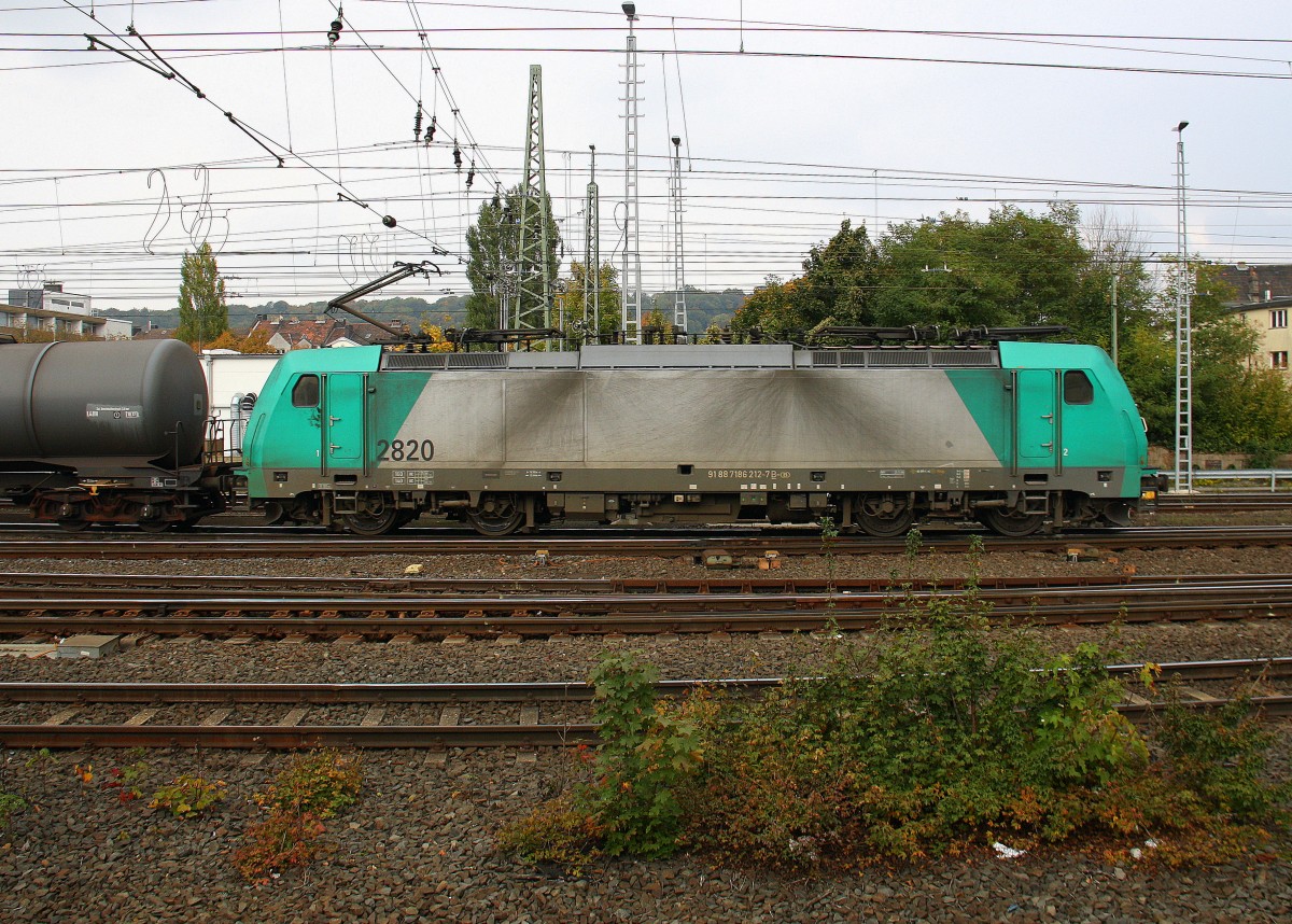 Die Cobra 2820 fährt mit einem langen Kesselzug aus Ludwigshafen-BASF nach Antwerpen-BASF(B),aufgenommen  bei der Ausfahrt aus Aachen-West in Richtung Montzen/Belgien. Aufgenommen vom Bahnsteig in Aachen-West. 
Bei Sonne und Regenwolken am 18.10.2015.