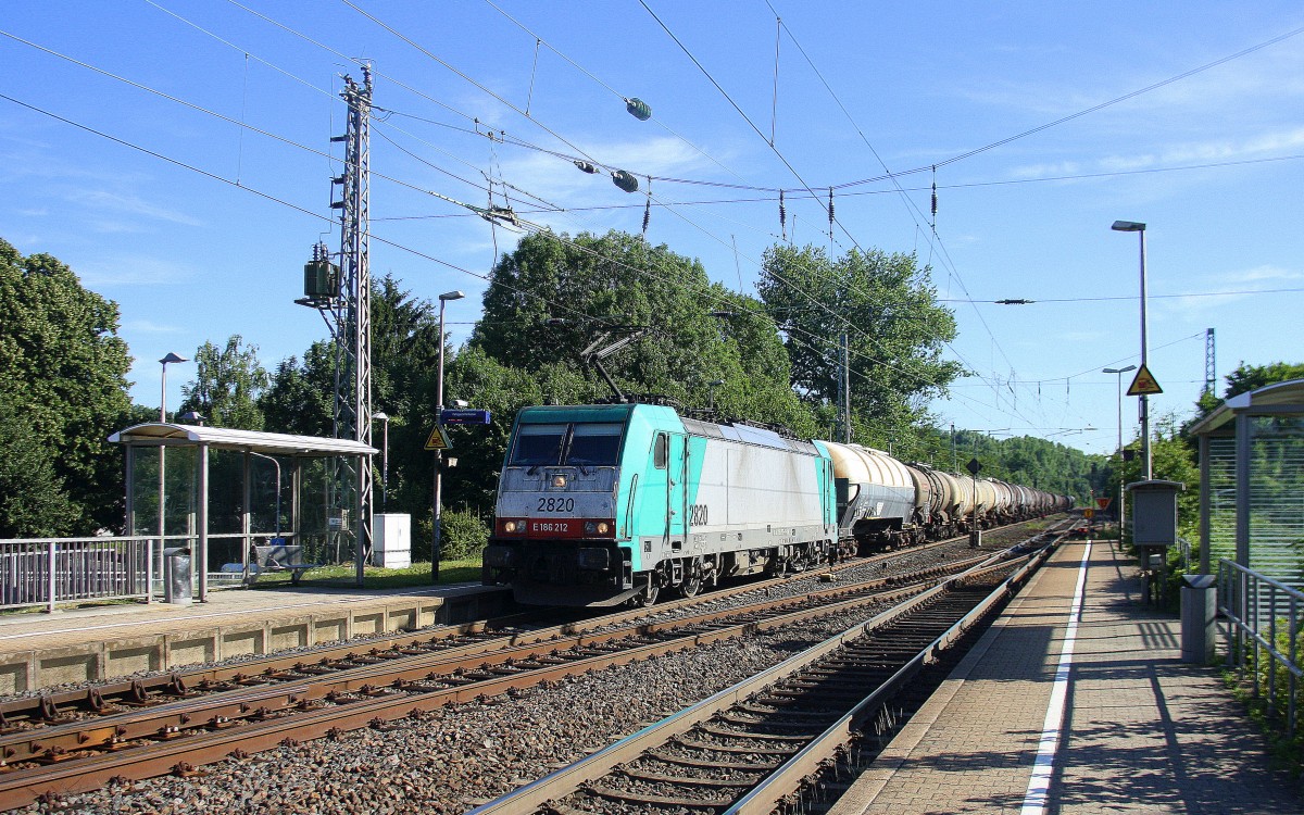 Die Cobra 2820 kommt als Umleiter aus Richtung Aachen-West mit einem langen Kesselzug aus Antwerpen-BASF(B) nach Ludwigshafen-BASF(D) und fährt durch Kohlscheid und fährt in Richtung Herzogenrath,Neuss.
Bei schönem Sommerwetter am 10.7.2015.