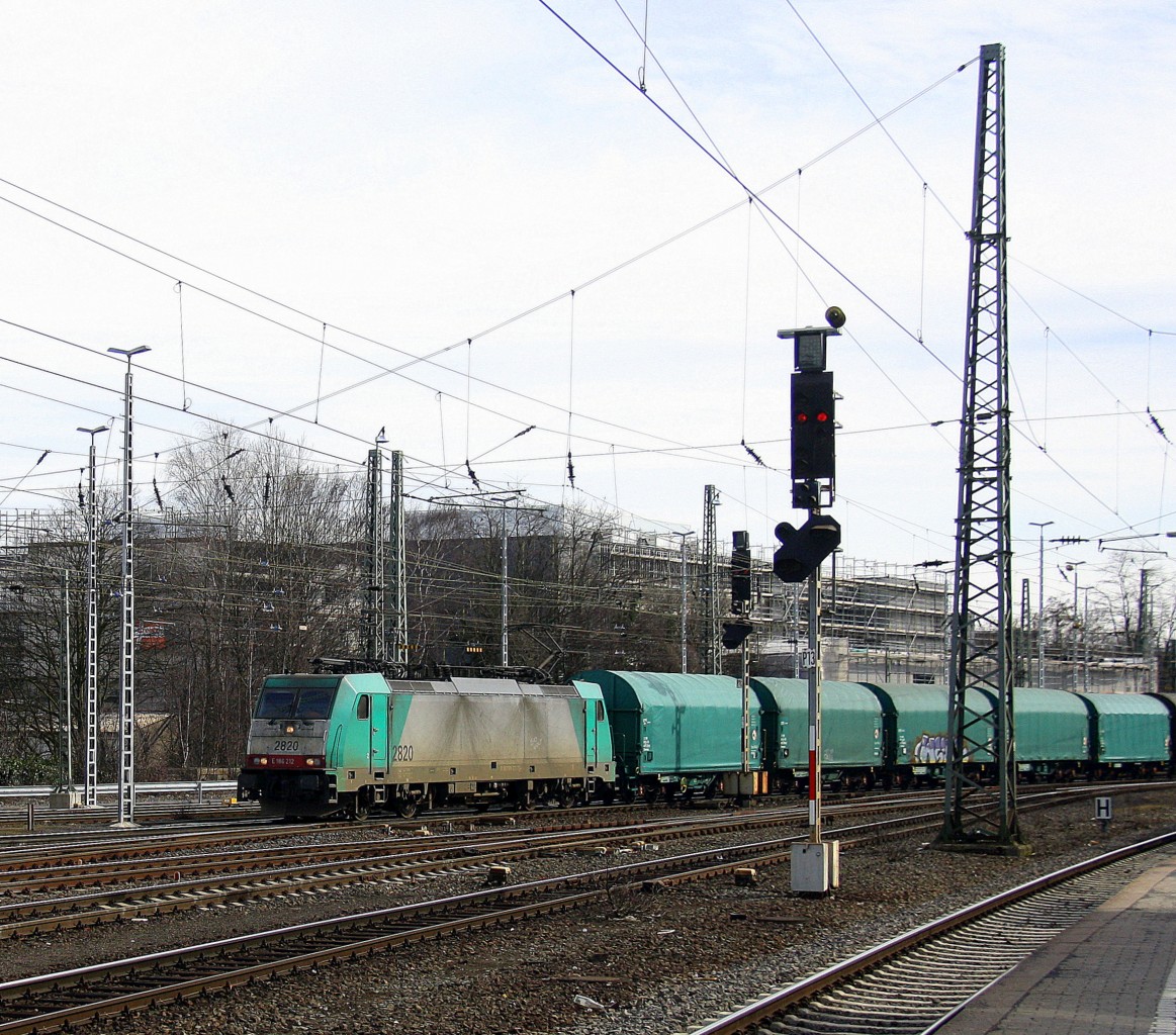 Die Cobra 2820 kommt aus Richtung Montzen/Belgien mit einem Kurzen Coilzug aus Kinkempois(B) nach Köln-Gremberg und fährt in Aachen-West ein. Aufgenommen vom Bahnsteig in Aachen-West bei schönem Frühlingswetter am 7.3.2015.