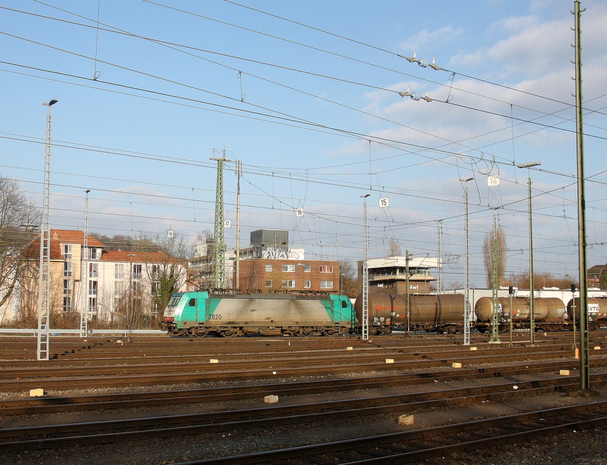 Die Cobra 2820 kommt aus Richtung Montzen/Belgien mit einem langen Kesselzug aus Antwerpen-Noord(B) nach Burghausen(D) und fährt in Aachen-West ein.
Aufgenommen vom Bahnsteig in Aachen-West. 
Bei Sonne und Wolken am Nachmittag vom 13.3.2015.