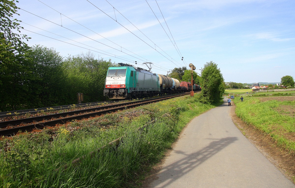 Die Cobra 2820 kommt aus Richtung Aachen-West und fährt die Gemmenicher-Rampe hoch mit einem langen gemischten Güterzug aus Köln-Gremberg(D) nach Antwerpen-Noord(B).
Aufgenommen an der Montzenroute am Gemmenicher-Weg. 
Bei schönem Frühlingswetter am Nachmittag vom 10.5.2015.