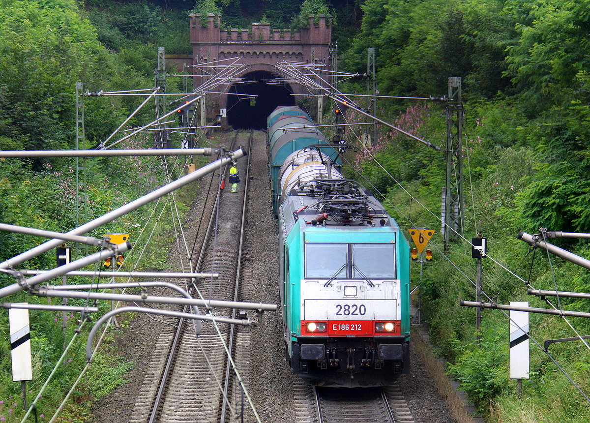 Die Cobra 2820 kommt aus dem Gemmenicher-Tunnel raus mit einem Güterzug aus Antwerpen-Noord(B) nach Köln-Gremberg(D) und fährt nach Aachen-West und rollt die Gemmenicher-Rampe herunter nach Aachen-West. 
Aufgenommen in Reinartzkehl auf der Montzenroute. 
Am 8.8.2016.